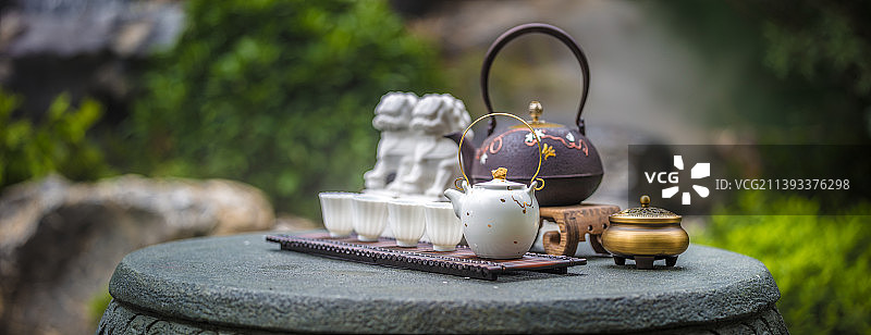 院子里的石桌茶道图片素材