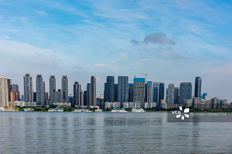 适合做背景的蓝色天空下的中国武汉长江城市边际线图片素材