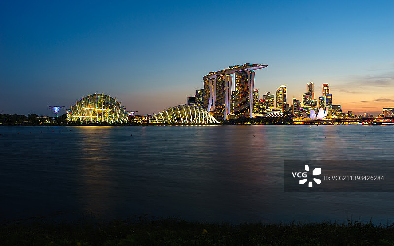 滨海湾城市天际线日落夜景图片素材
