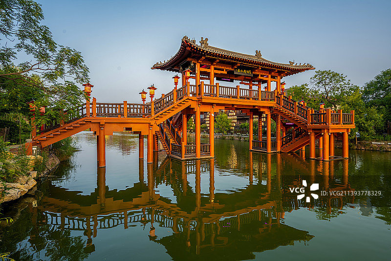 中国河南开封清明上河园夏季建筑风光图片素材