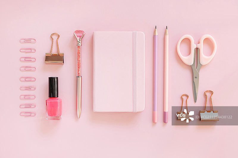 精装笔记本和粉彩粉色学校少女配件，顶部视图，模型图片素材