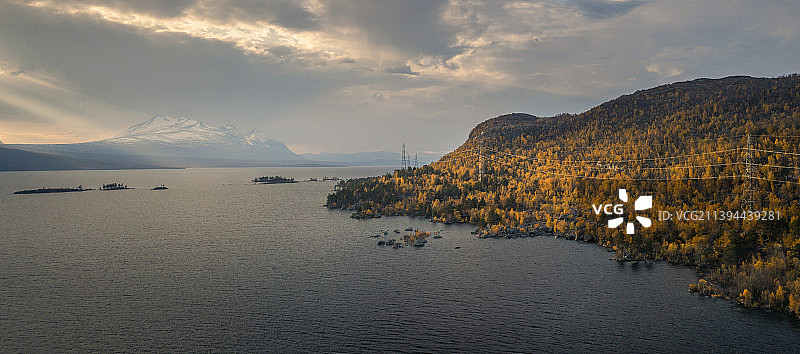 从上面俯瞰瑞典拉普兰斯托拉斯乔夫莱国家公园秋天的景观，瑞典斯托拉斯乔夫莱图片素材