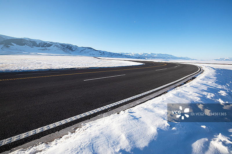 雪山下的道路图片素材