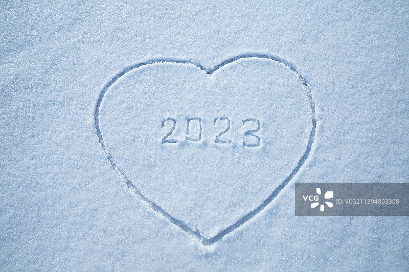 雪地上手绘的心形和2023年，春节，圣诞新年主题图片素材