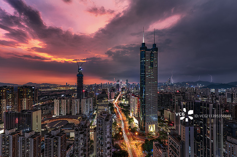 深圳地王大厦，雷雨天气夜景。图片素材