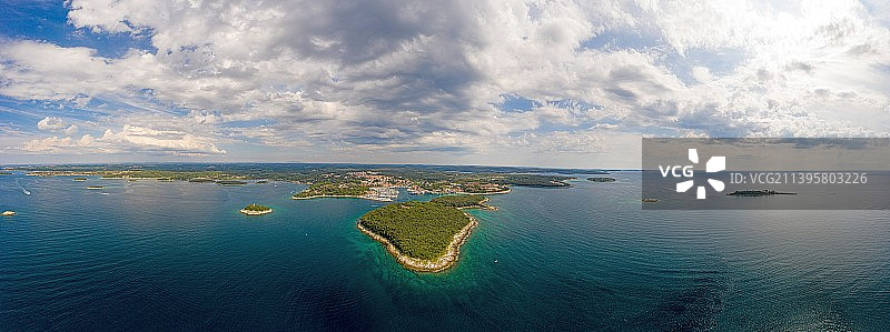 无人机拍摄的克罗地亚Vrsar港的全景图，克罗地亚白天碧绿的海水图片素材