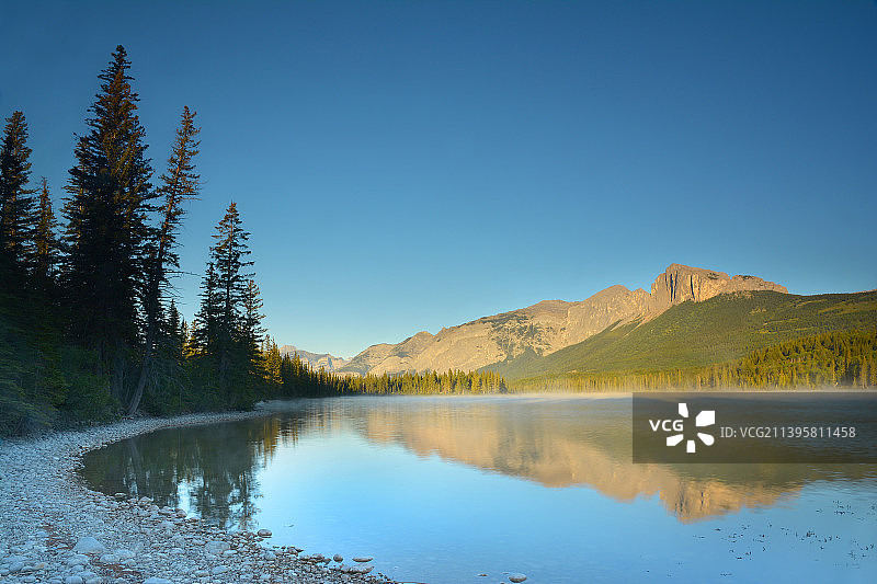 加拿大莫雷，湖和山的景色映衬着清澈的蓝天图片素材