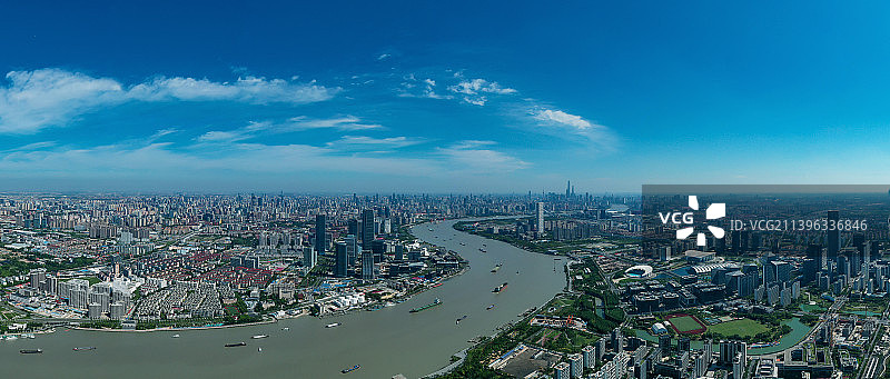 蓝天白云下的上海市浦东前滩地区和徐汇区西岸建筑群图片素材
