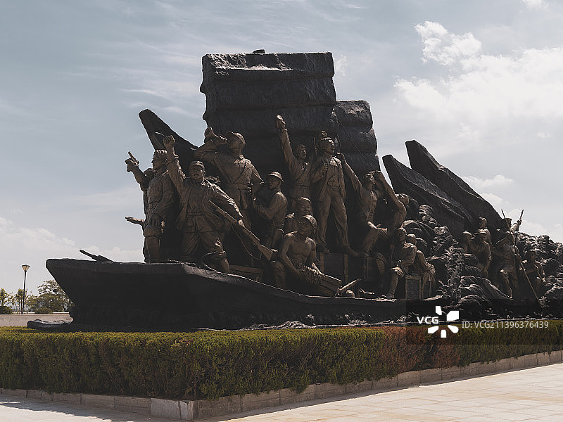 多云天空下的雕像俯视图-山东济宁微山湖景区铁道游击队博物馆图片素材
