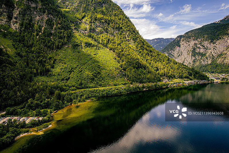 奥地利著名的哈尔斯塔特湖，阳光明媚的一天图片素材