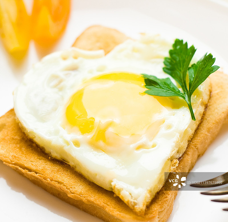 早餐吃心形煎蛋图片素材