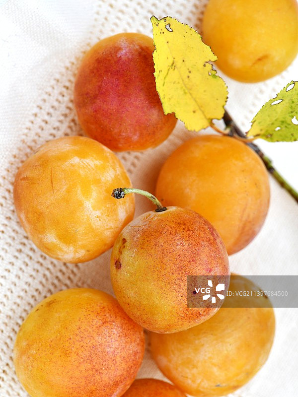 正上方的镜头水果在碗上的桌子图片素材