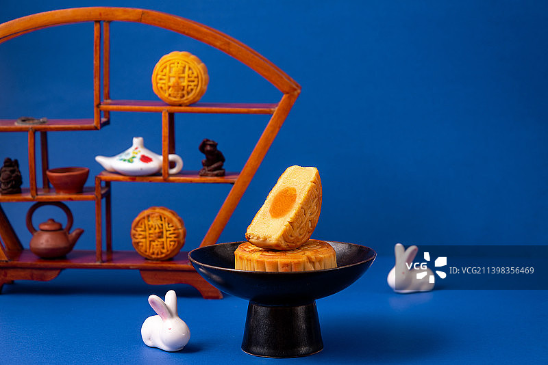 蓝色背景上的中秋节美食月饼图片素材