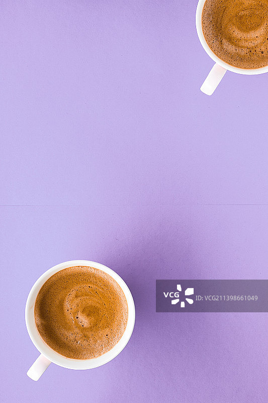 紫色背景的咖啡杯，俯视图平面图片素材