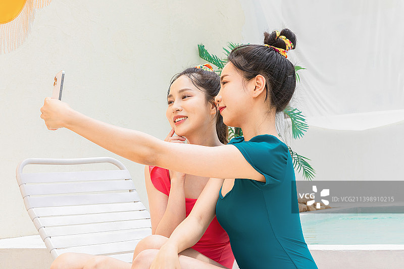 与朋友的暑假旅行概念系列_韩国美丽的亚洲年轻女性自拍图片素材
