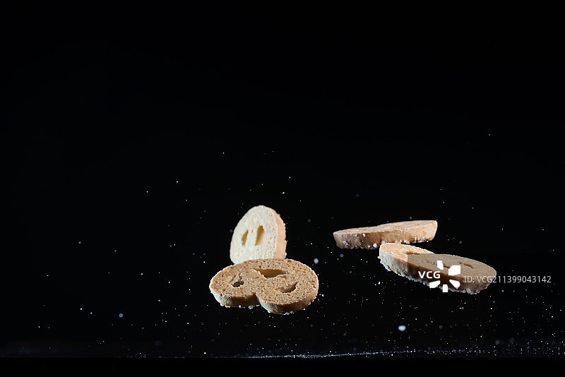 瑞典皇家曲奇饼干在黑色背景上跳起来高速棚拍广告素材图片素材