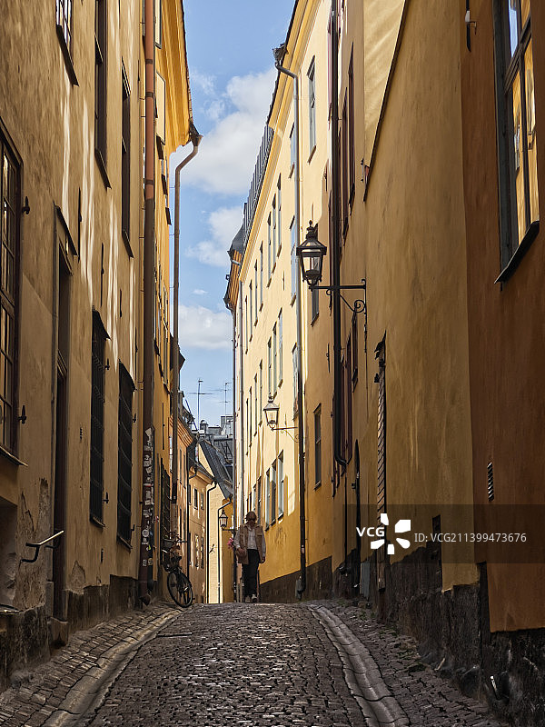 瑞典斯德哥尔摩市，建筑物之间空荡荡的小巷图片素材