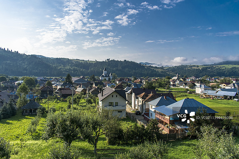 高角度视图的城镇景观对天空，瓦玛，罗马尼亚图片素材