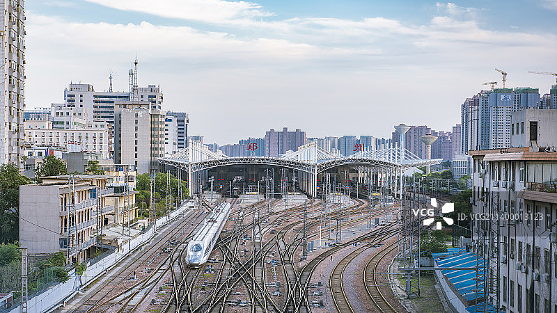 中国河南郑州火车站进出站铁道图片素材