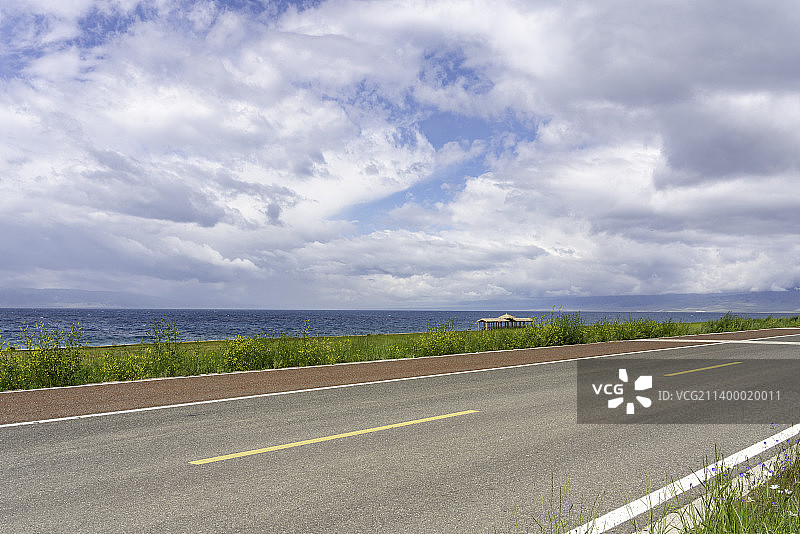 赛里木湖风景区的公路图片素材