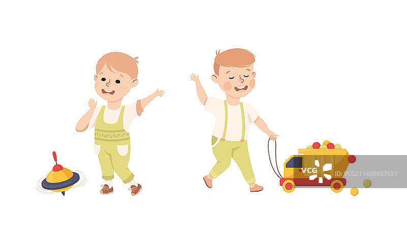 微笑的男孩与玩具卡车和pegtop玩耍和图片素材