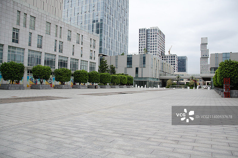 现代建筑外立面与砖地广场图片素材