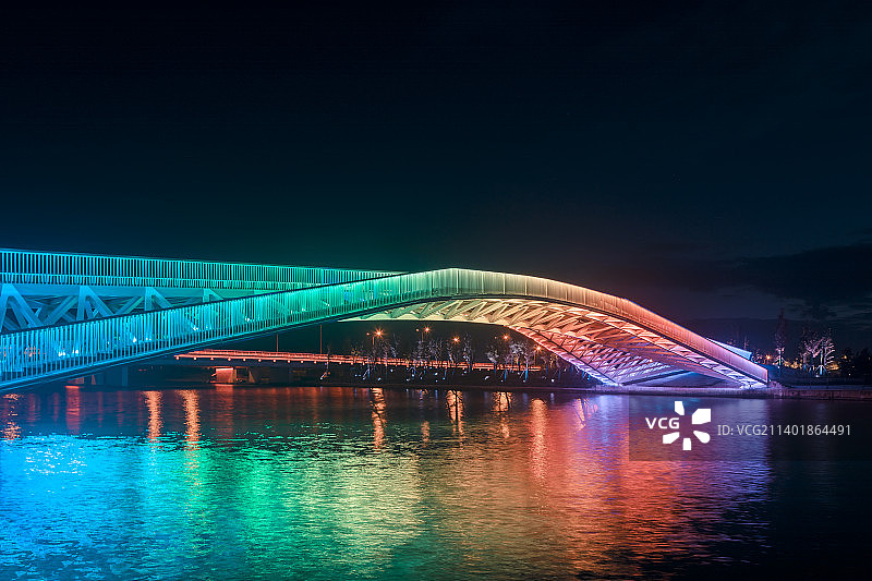 上海市浦东新区临港新城滴水湖景区彩虹桥夜色迷人图片素材