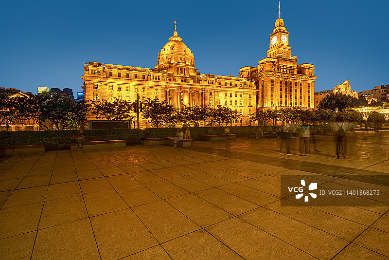 上海外滩万国建筑博览群夜景和宽阔的广场图片素材