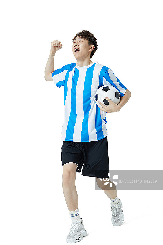 踢足球的年轻男性图片素材