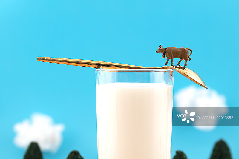 微缩场景一杯牛奶在大自然中图片素材