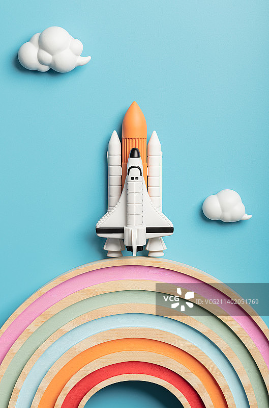 微缩创意彩虹积木上的载人航天飞机图片素材