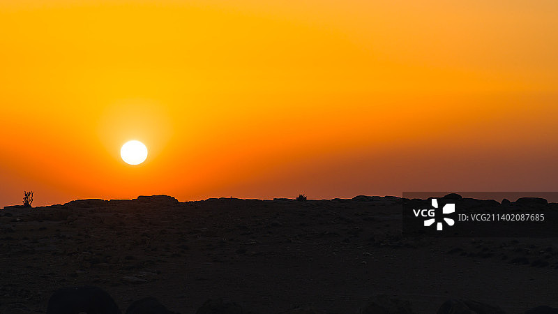 伟大的全景壮丽的日落在Wadi Rum沙漠，约旦图片素材