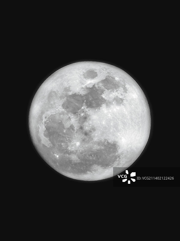 夜晚晴朗天空下的低角度月亮图片素材