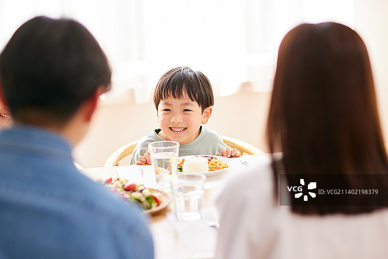 日本家庭在一起吃饭图片素材