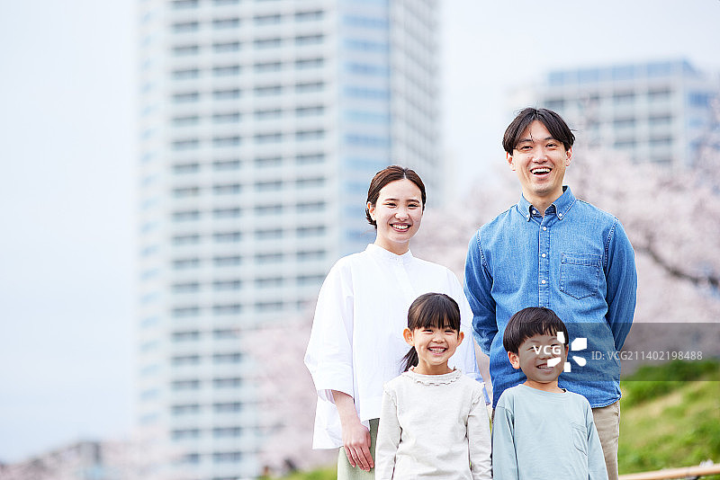 樱花盛开的日本家庭图片素材