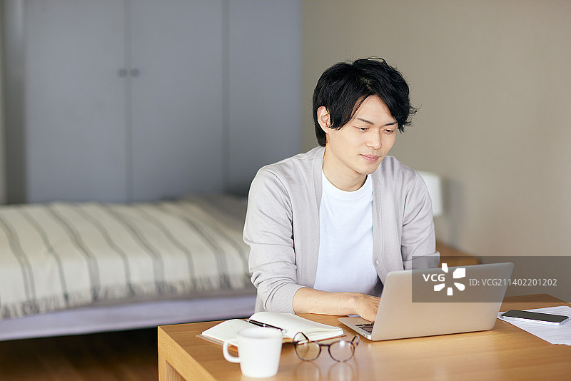 日本男子在家工作图片素材