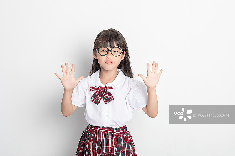 一个戴眼镜的中国小学生图片素材