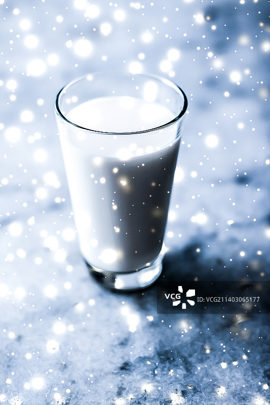 神奇的节日饮品，将有机无乳糖牛奶倒入杯中图片素材