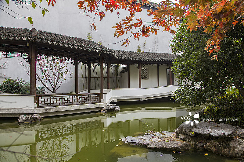 江南园林长廊水榭与枫叶图片素材