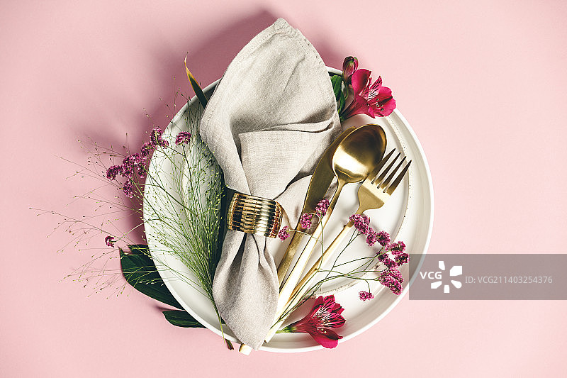 优雅的餐桌设置与花卉装饰，平铺图片素材