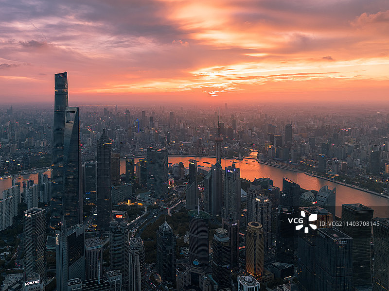 上海陆家嘴金融中心的日落时分图片素材