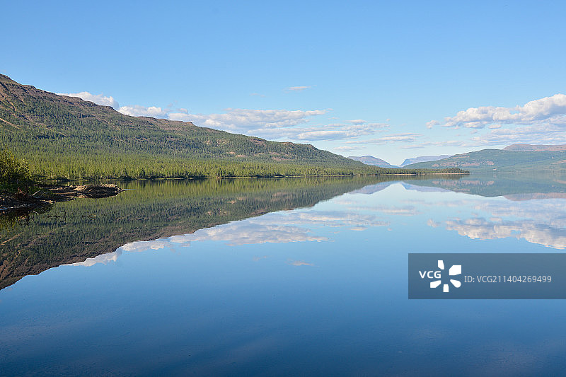 俄罗斯Putorana高原，蓝天映衬下的湖泊风景图片素材