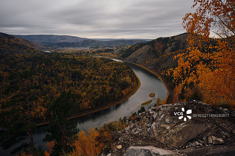 秋天，俄罗斯，山脉与天空映衬的河流风景图片素材