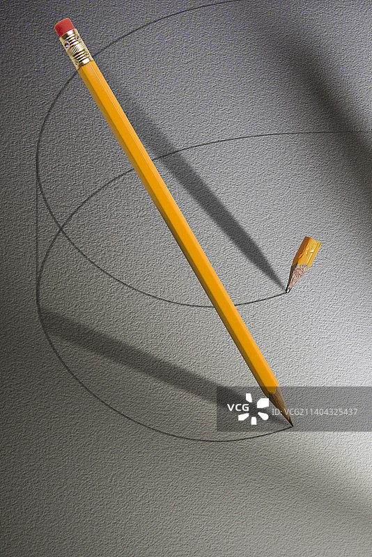 铅笔在桌子上的高角度视图图片素材