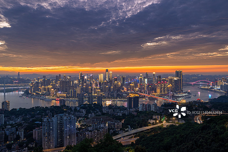 傍晚落日晚霞中的重庆城市景观图片素材