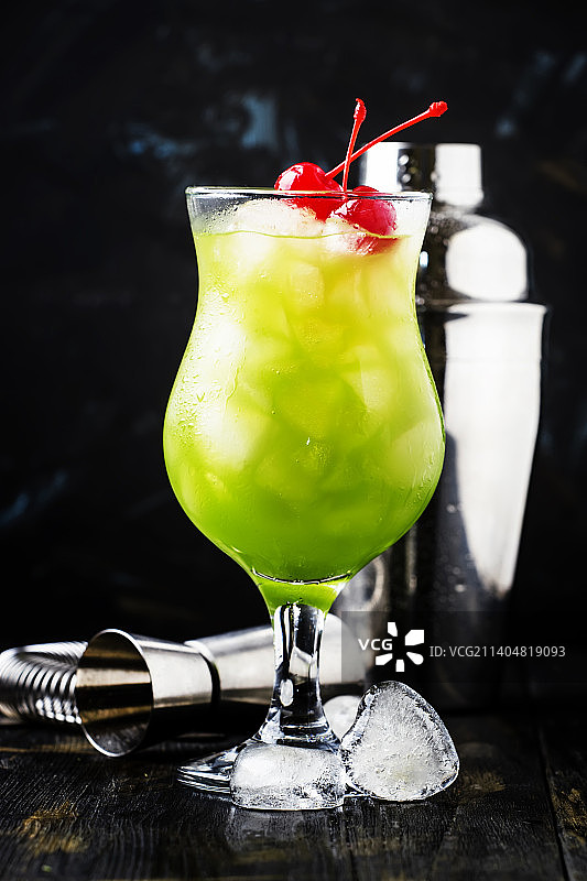 绿色鸡尾酒加马拉斯奇诺樱桃，飓风杯，爸图片素材