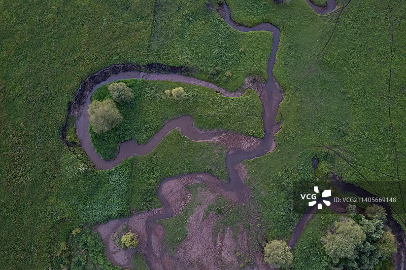 中国新疆伊犁草原弯曲河流湿地航拍图片素材