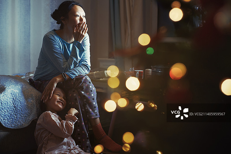 母亲和女儿在家为圣诞节装饰图片素材