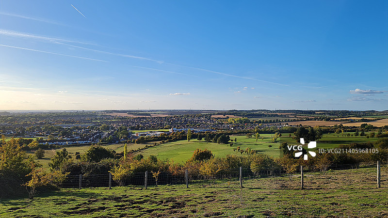 蓝天下的田野风景，斯特雷特利，英国，英国图片素材