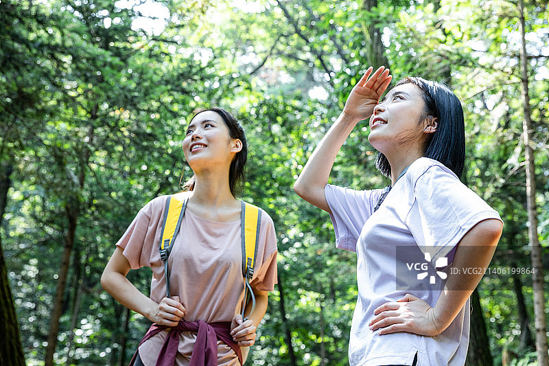 韩国年轻女子徒步登山图片素材